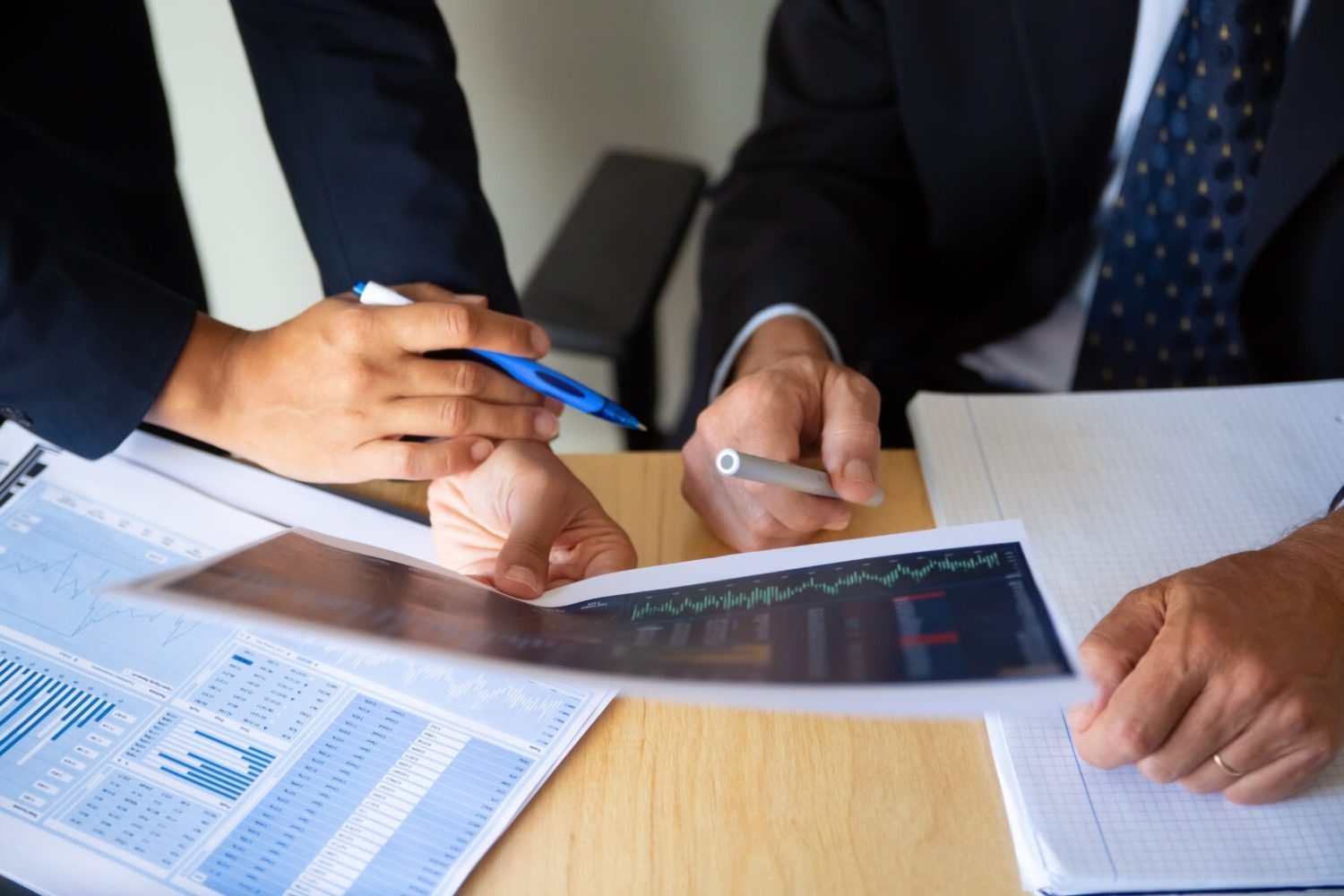 Executivos revisando gráficos de mercado
