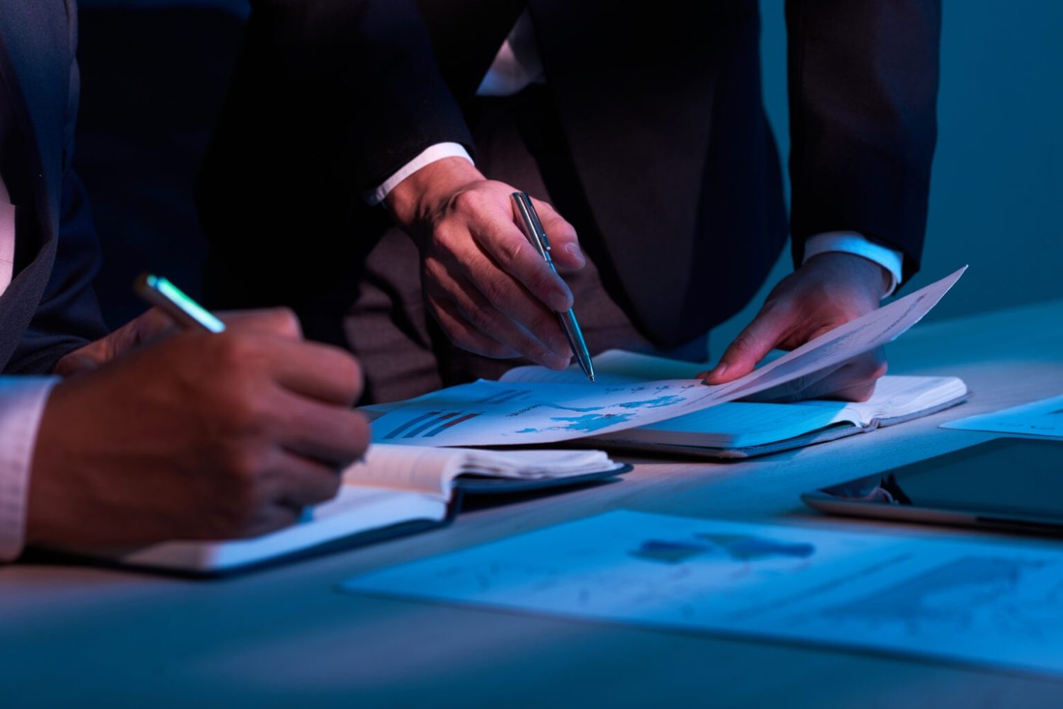 Consultores analisando documentos financeiros
