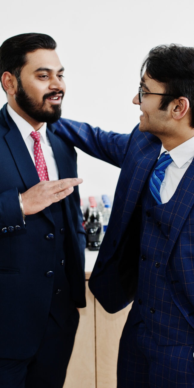 Dois homens formando parcerias para negócios.