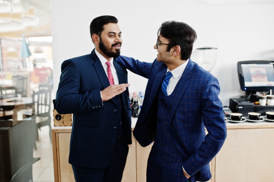 Dois homens formando parcerias para negócios.