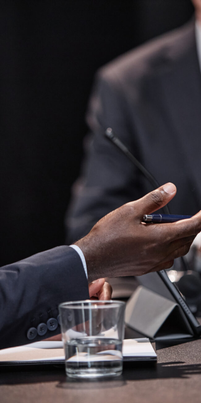 Pessoas negociando em uma mesa marrom