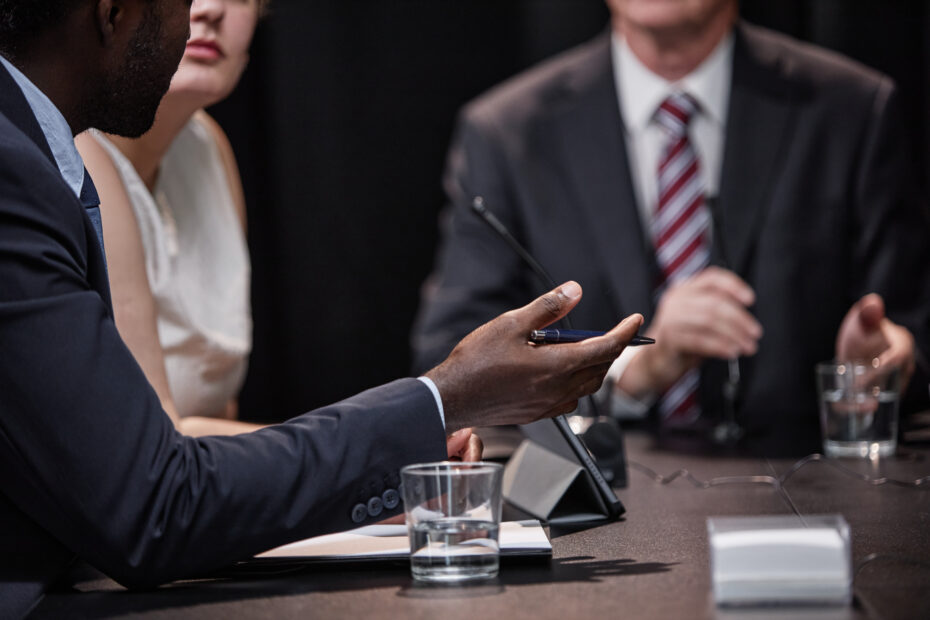 Pessoas negociando em uma mesa marrom