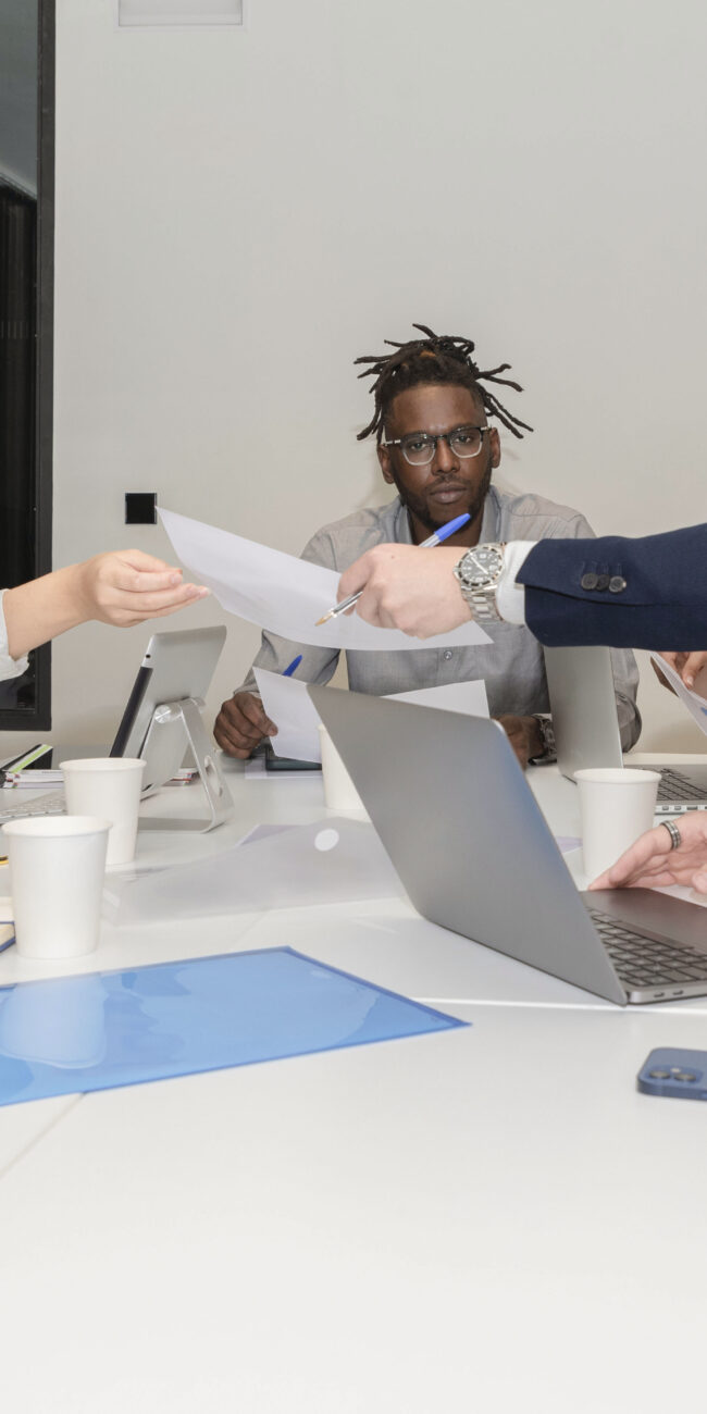 Pessoas analisando documentos de Tributação Internacional