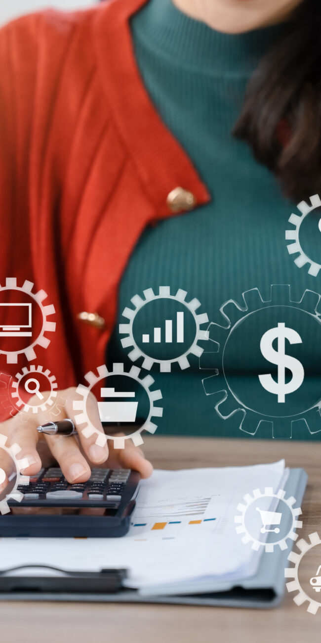 Mulher analisando incentivos fiscais com calculadora