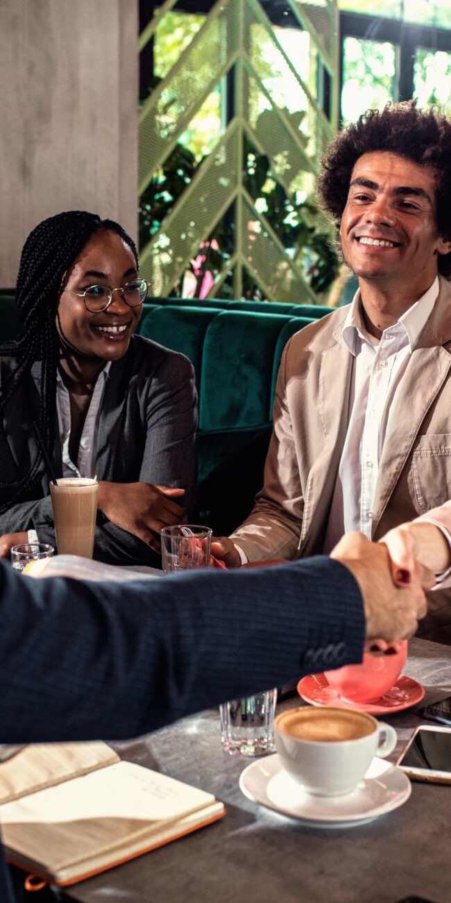 grupo de pessoas falando de negócios