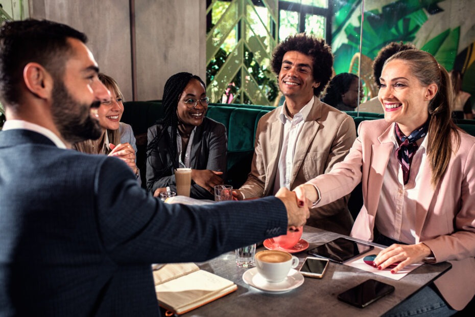 grupo de pessoas falando de negócios