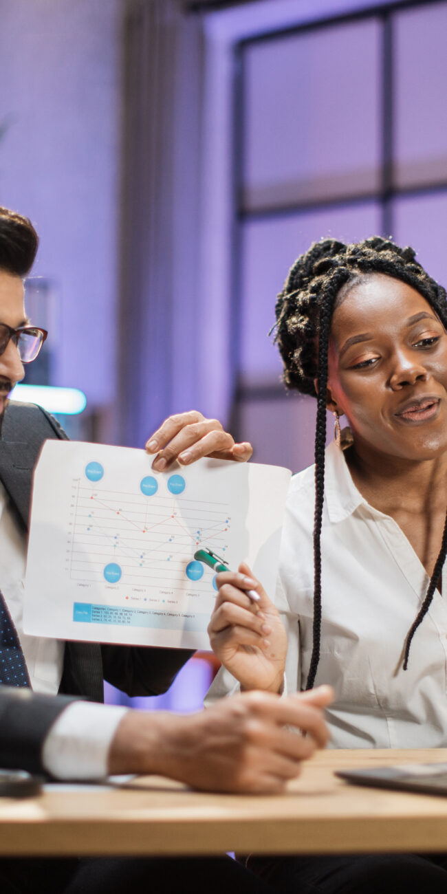 Dois corretores mostrando com aumentou o progresso