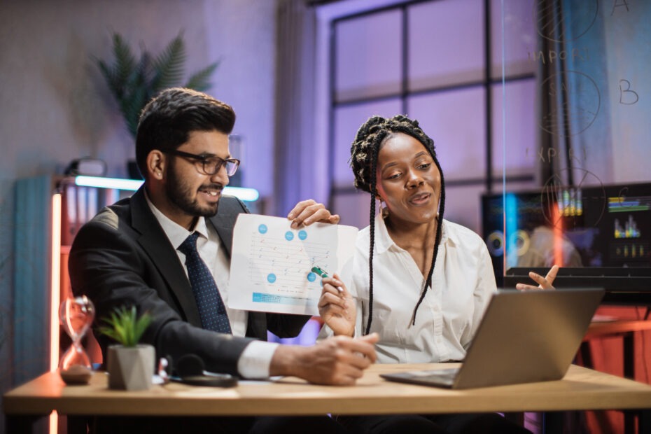 Dois corretores mostrando com aumentou o progresso