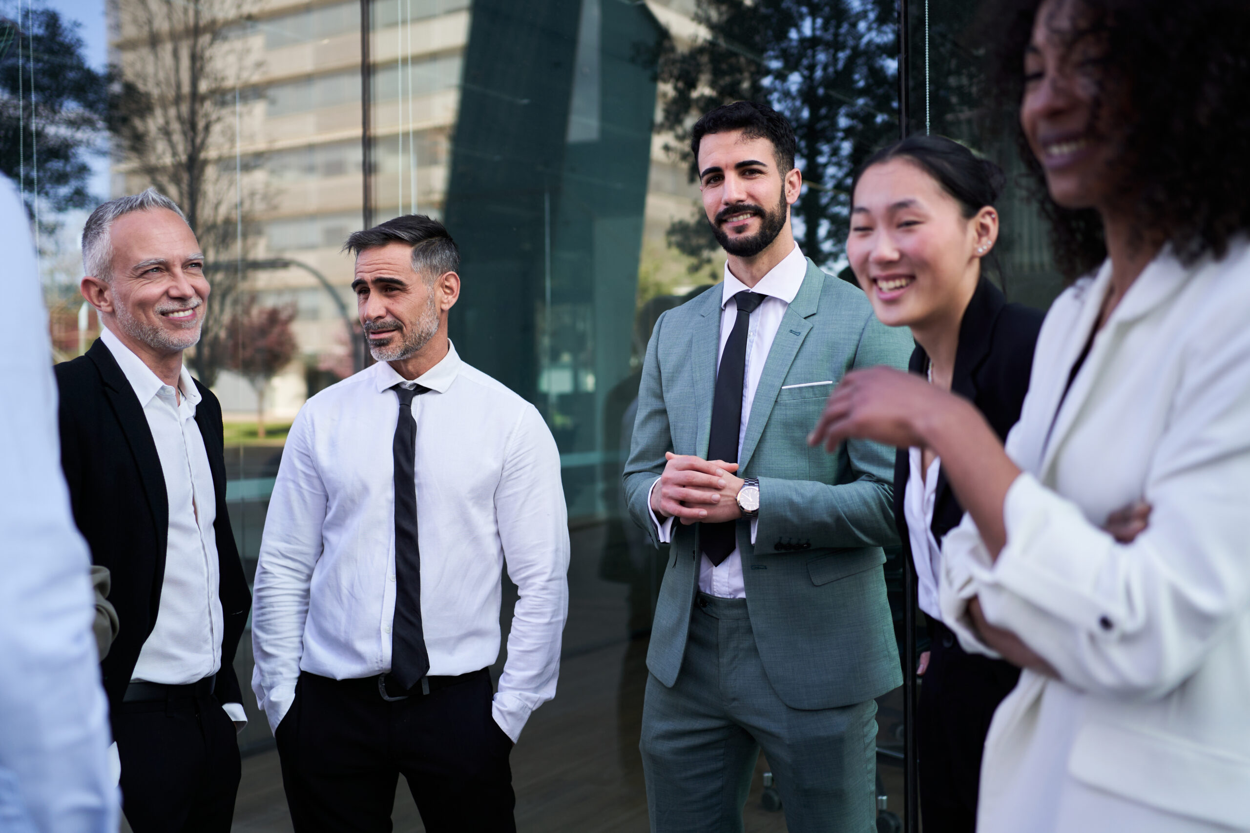 Grupo de advogados conversando sobre BPO reunidos em uma conversa.