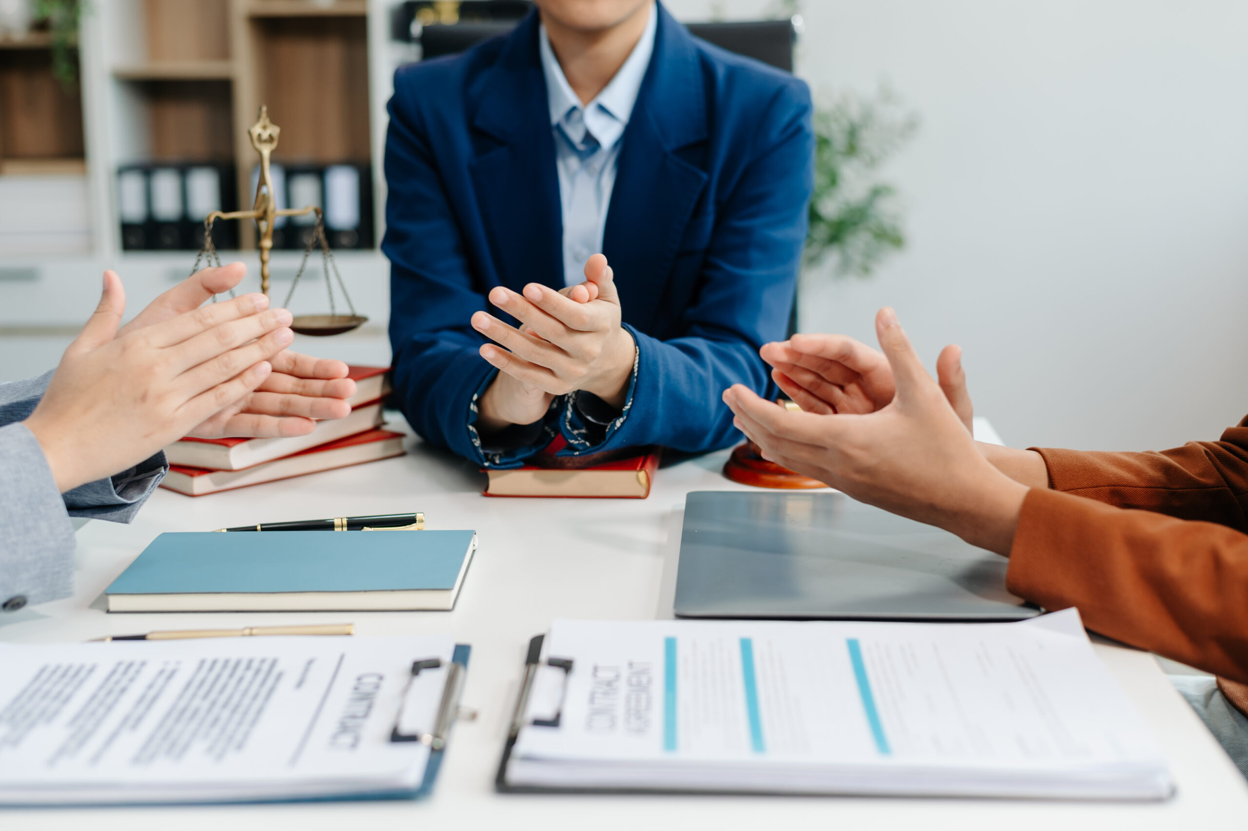 Profissionais discutindo como a terceirização estratégica acelera a inovação nas empresas