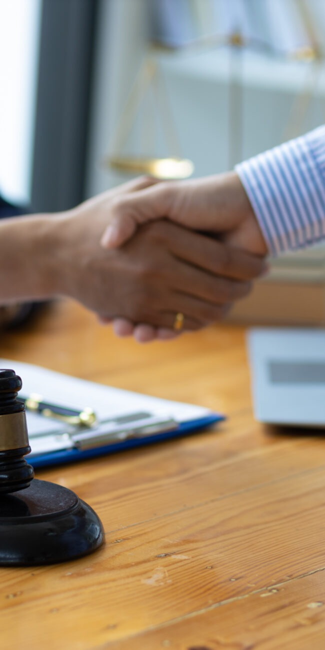 Advogados negociando a diferença entre valuation de empresas maduras e emergentes