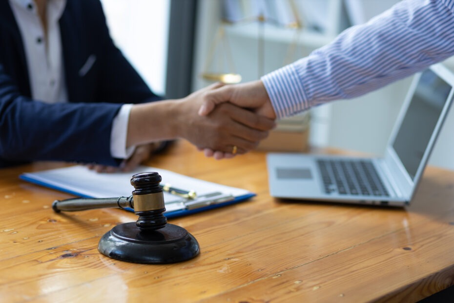 Advogados negociando a diferença entre valuation de empresas maduras e emergentes