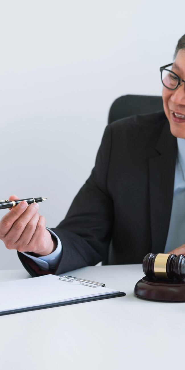 Profissional mostrando Setores com maior potencial de fusões e aquisições em 2025: