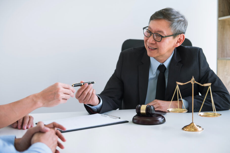 Profissional mostrando Setores com maior potencial de fusões e aquisições em 2025: