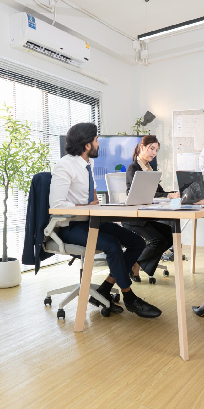 pessoas conversando para colocar Colocar Sua Empresa à Venda